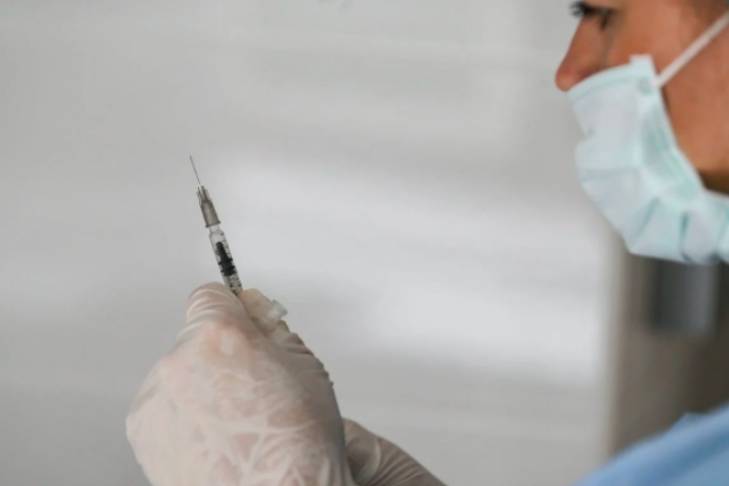 Вакцины Pfizer и AstraZeneca оказались эффективными против "индийского" штамма коронавируса