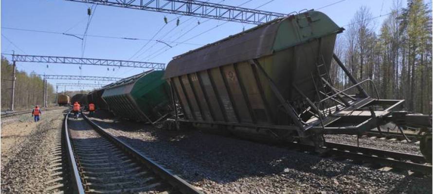 Следком возбудил уголовное дело по факту схода 19 пустых вагонов грузового поезда в Карелии