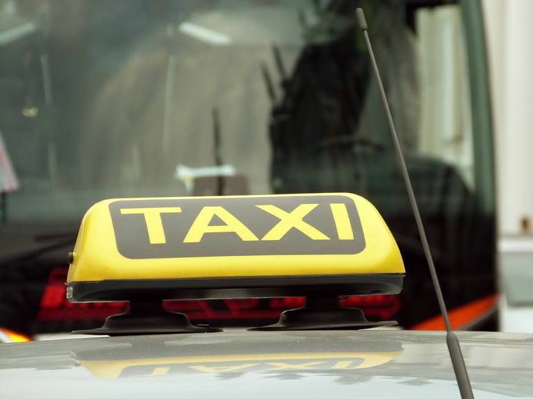 В Петербурге таксист жестко высадил пьяного пассажира
