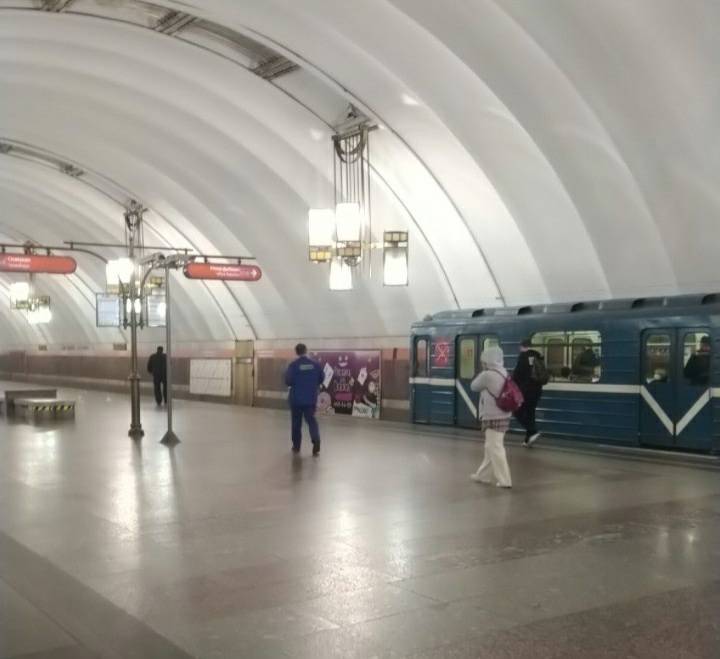 Движение на оранжевой ветке петербургского метро ограничено