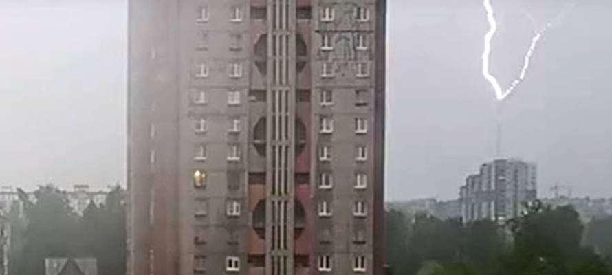 Молния ударила в телевышку в Петрозаводске (ВИДЕО)