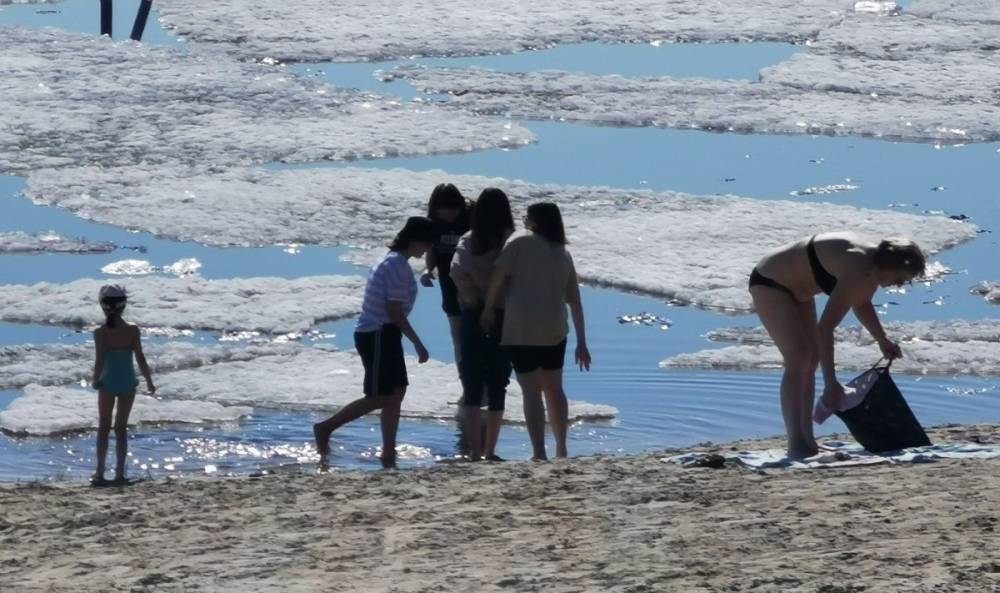Жители Салехарда открыли пляжный сезон в разгар ледохода по Оби