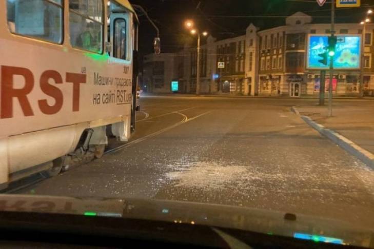 Выбили окна и бросались на водителя: в харьковском трамвае произошел пьяный погром