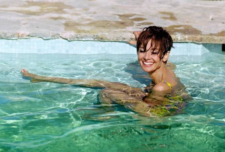 9 фотографий Одри Хепберн в ретро-купальниках