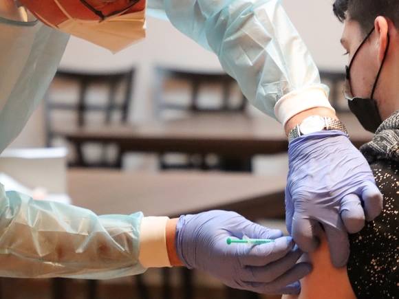 В Смольном проверили три случая смерти после вакцинации от коронавируса