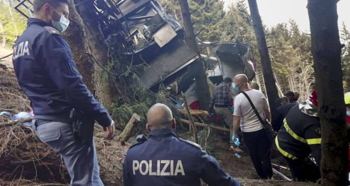 ЧП в Италии: рухнувшая кабина фуникулера унесла 13 жизней