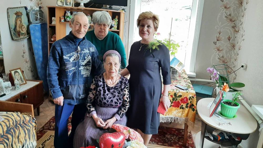 Жительница Корсакова Зинаида Юрова отметила 90-летие