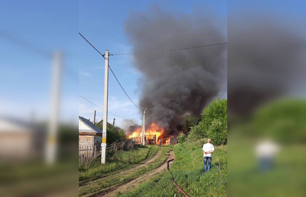 В Башкирии сгорели три дома и баня: погиб мужчина