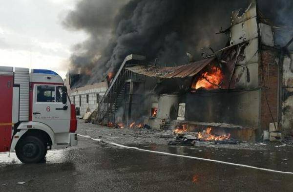 В Ростове-на-Дону горит двухэтажный склад
