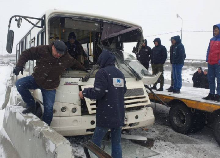 Шесть человек пострадали в ДТП с автобусом и тягачом под Норильском