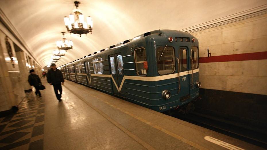 Прыжок пассажира под поезд в метро Петербурга попал на видео
