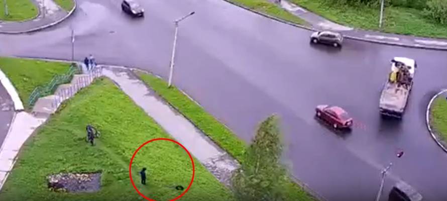Подростки выкинули покрышку на дорогу в Петрозаводске, создав угрозу ДТП (ВИДЕО)