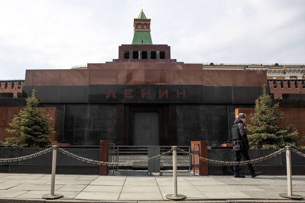Опрос: большинство москвичей выступили за то, чтобы вынести тело Ленина из Мавзолея