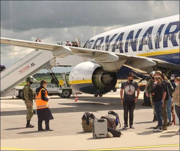 «Это очевидное преступление». Что и кому грозит за инцидент с самолетом Ryanair?