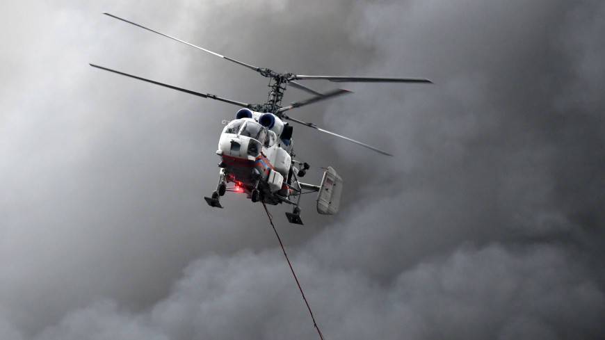 Пожарные вертолеты сбросили 30 тонн воды на горящее здание в центре Москвы