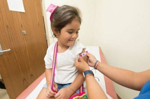 Назван побочный эффект от вакцины против COVID, который имеют некоторые дети