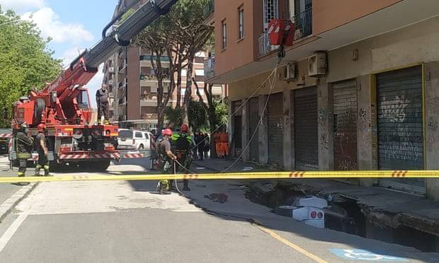 В Римі провалився асфальт: позашляховик Mercedes та автомобіль Smart опинилися під землею