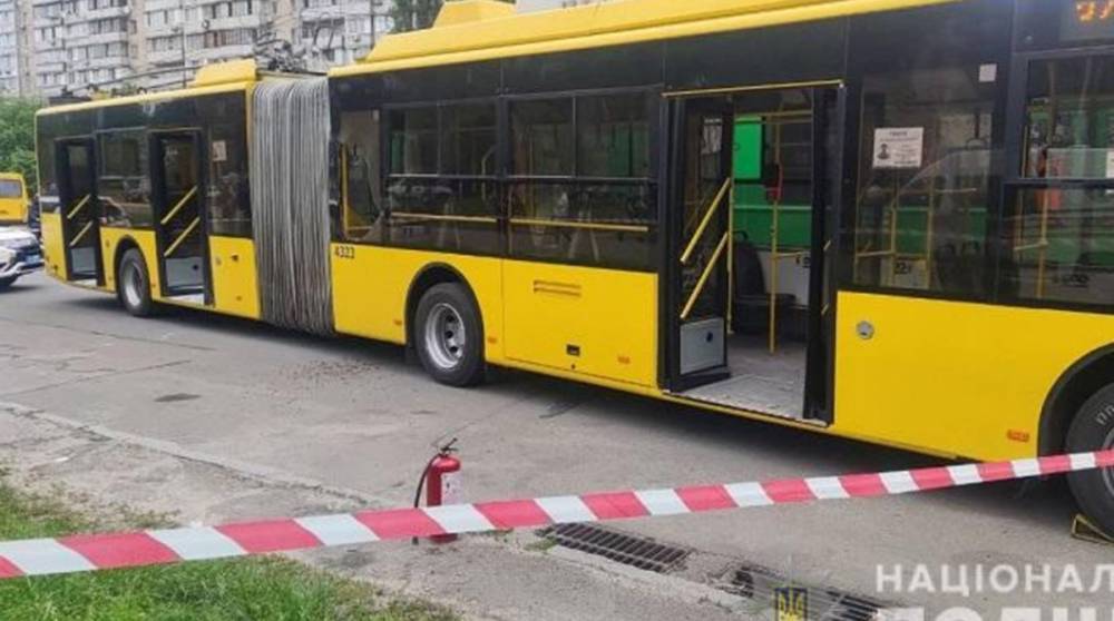 В Киеве мужчина бросил в троллейбус «коктейль Молотова», есть пострадавшие