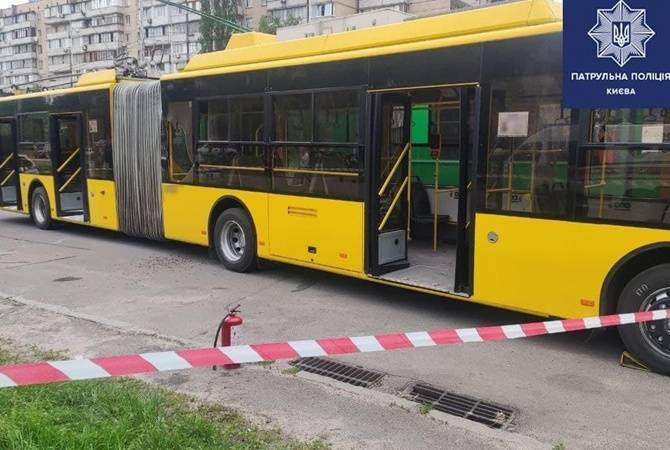 В Киеве мужчина бросил в троллейбус с людьми коктейль Молотова: Объяснить поступок не смог