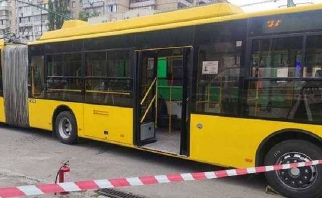 В Киеве парень бросил «коктейль Молотова» в троллейбус: есть пострадавшие