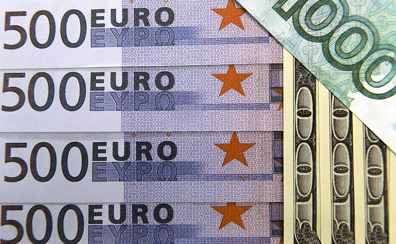 Эксперт сделал прогноз курса рубля к доллару и евро
