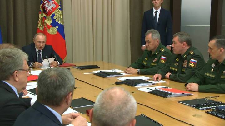 Путин в Сочи обсудил создание приоритетных образцов оружия
