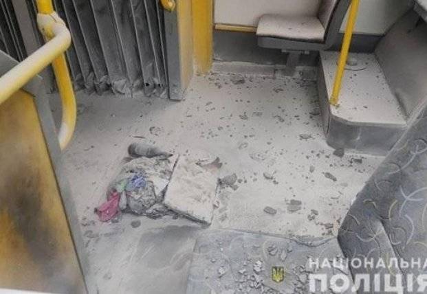 В Киеве от "коктейля Молотова" загорелся троллейбус с пассажирами (фото)