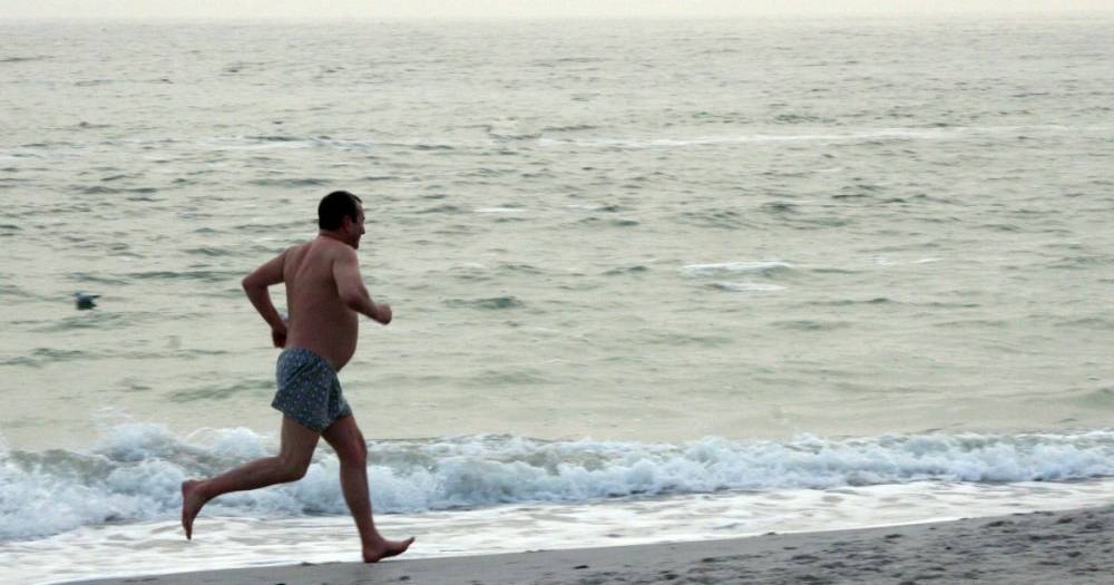 В Одессе готовятся к открытию пляжного сезона: прихорашивают пляжи и расставляют лежаки