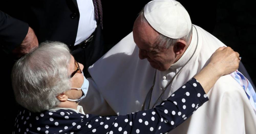 Папа Франциск поцеловал татуировку с лагерным номером на руке экс-узницы Освенцима: видео