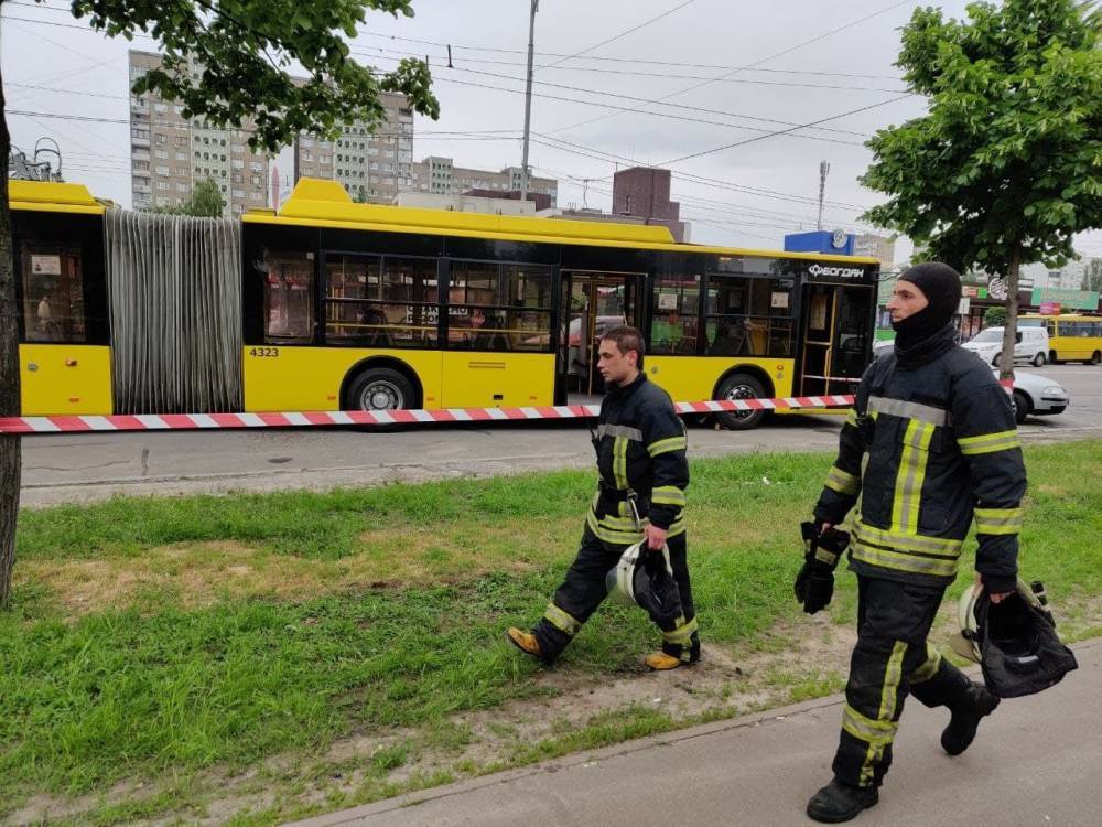 В Киеве в троллейбус бросили «коктейль Молотова»: пострадала женщина
