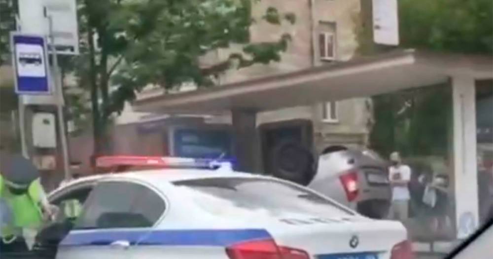 Автомобиль врезался в остановку на Кутузовском проспекте и попал на видео