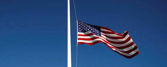 В США приспустили флаги в память о жертвах стрельбы в Калифорнии