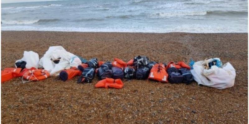 На британских пляжах у Гастингса и Ньюхейвен нашли мешки с наркотиками весом 960 кг стоимостью более 100 млн долларов, фото - ТЕЛЕГРАФ