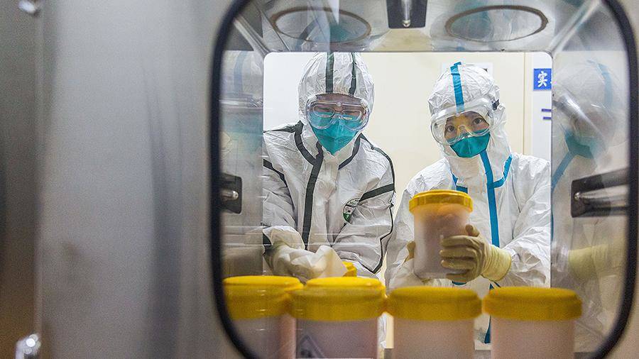 Китай счел клеветой теорию США о лабораторном происхождении SARS-CoV-2