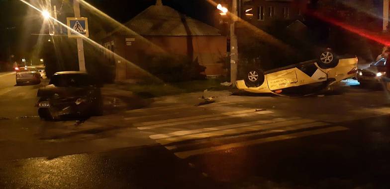Сегодня ночью в Ростове произошло ДТП, одна из машин перевернулась
