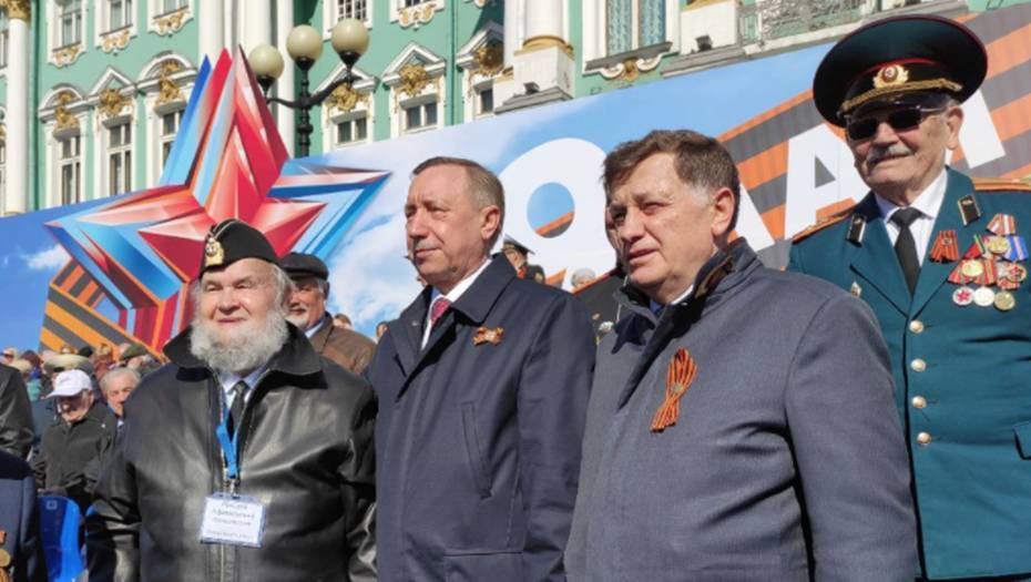 Беглов и Макаров поздравили петербуржцев с Днём города