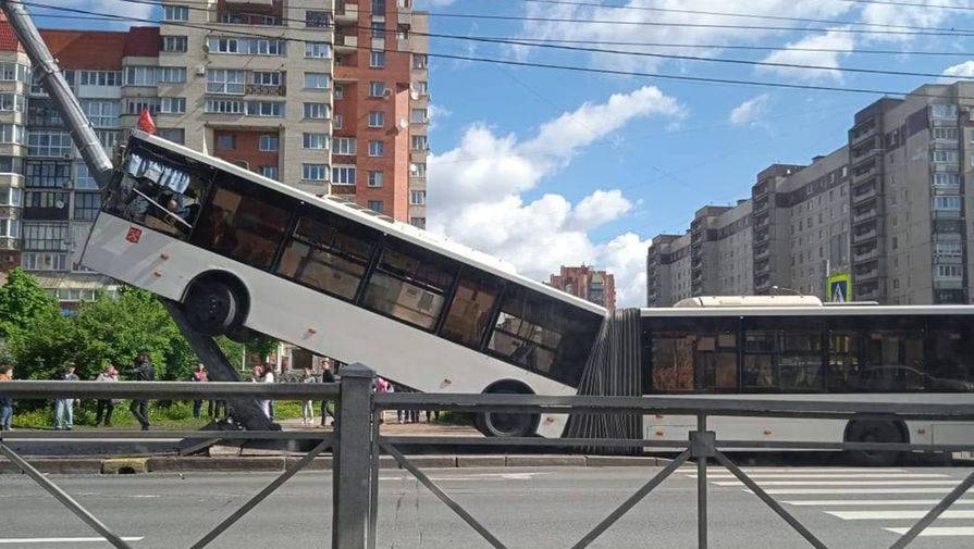 В Петербурге автобус с пассажирами повис на опоре освещения