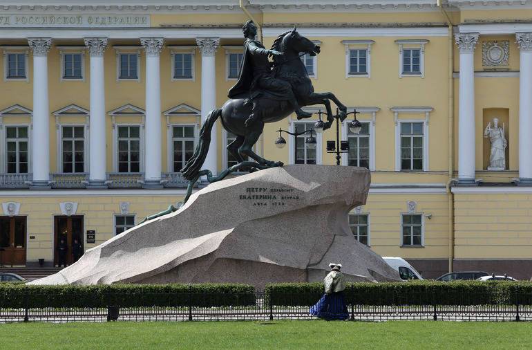 Губернатор Петербурга возложил цветы к памятнику Петру I на Сенатской площади