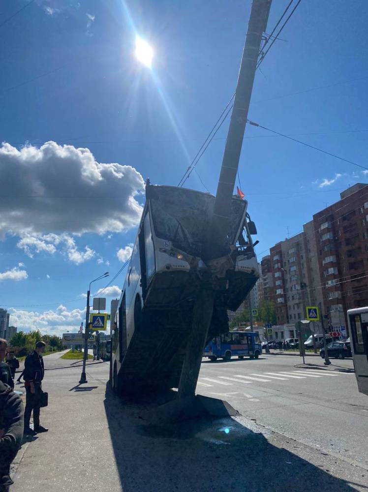 Фото, видео: в Петербурге автобус с пассажирами влетел в столб