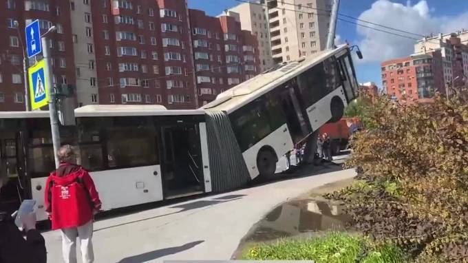 Пять человек пострадали в ДТП с автобусом на Ленинском проспекте