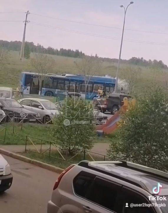 Пассажирский автобус задымился во время движения в Новокузнецке