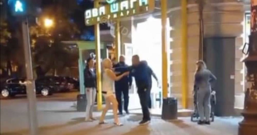 В Одессе мужчина избил женщину, собака которой понюхала его ребенка в коляске (видео)
