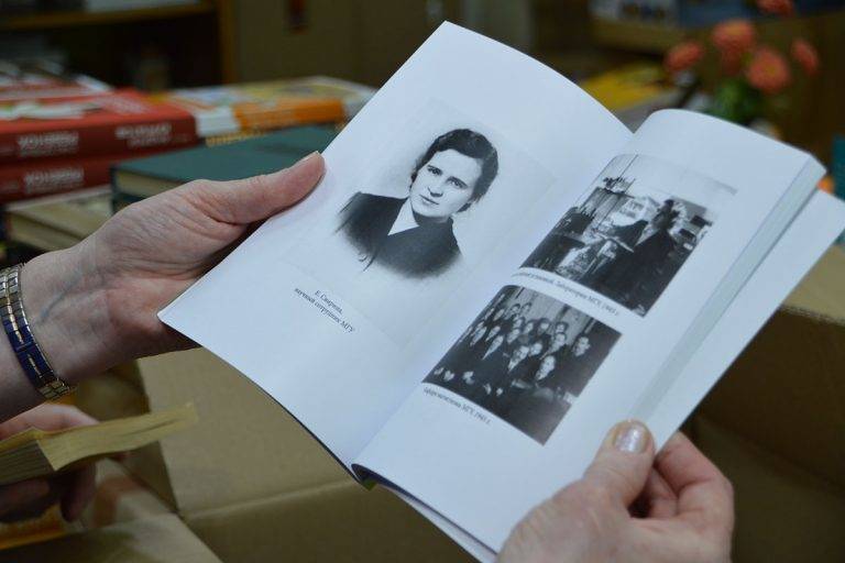 Ученая МГУ подарила Горьковской библиотеке в Твери почти 900 книг