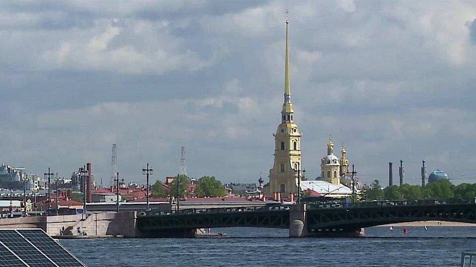 В честь 318-летия Санкт-Петербурга ровно в полдень прозвучал выстрел из пушки Петропавловской крепости