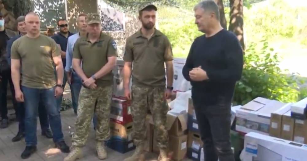 Петр Порошенко в Донецкой области передал 10-й отдельной горно-штурмовой бригаде комплект видеонаблюдения