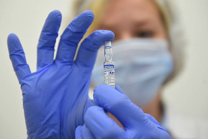 Около десяти процентов россиян прошли полный курс вакцинации от COVID-19