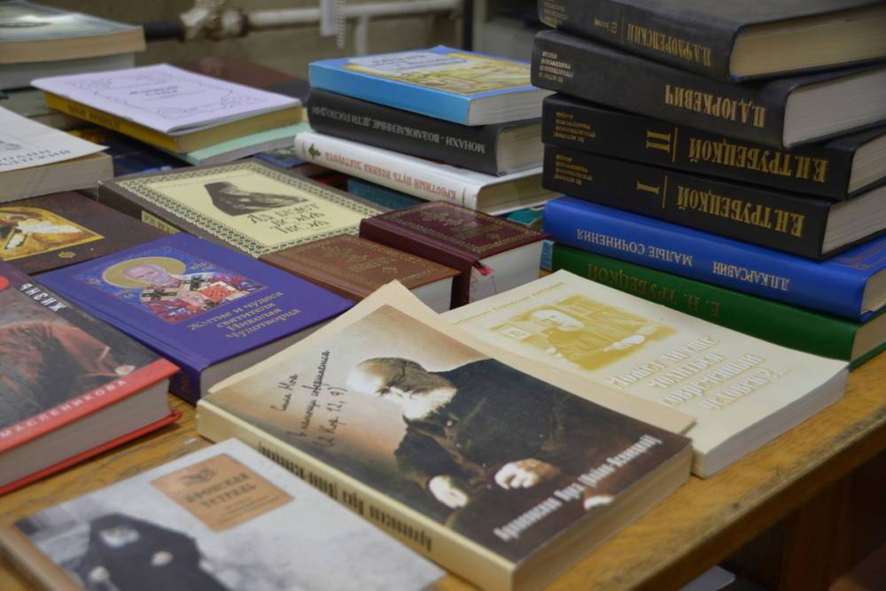 Почти 900 книг подарили Тверской Горьковской библиотеке