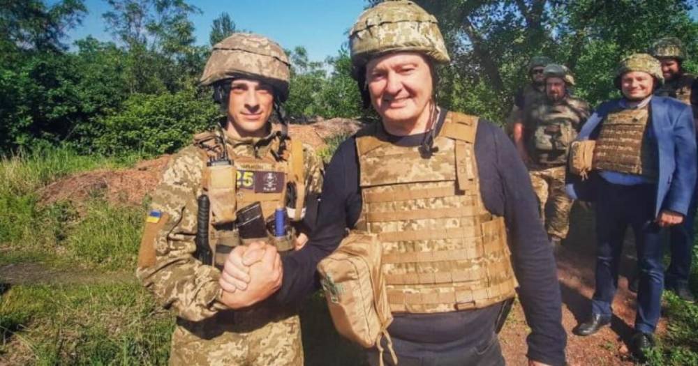 Мы не дадим разрушить достижения украинской армии: Петр Порошенко во время поездки на Донбасс