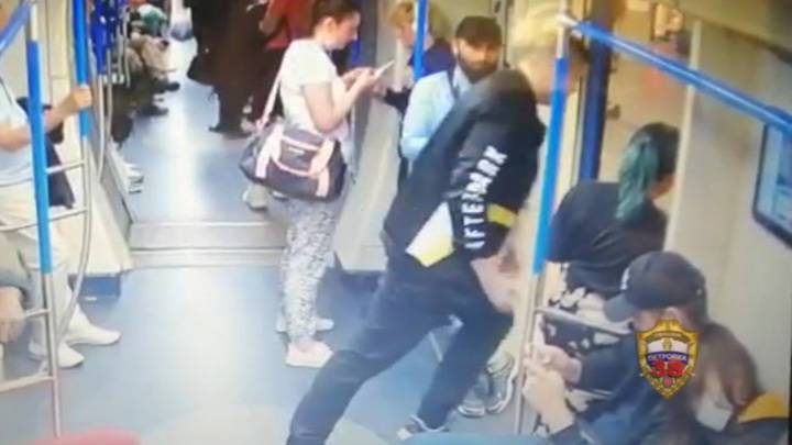 Полиция поймала "охотника за ягодицами", шлепающего девушек в метро