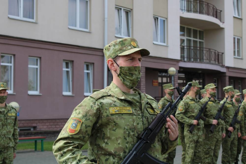Новобранцам Гродненской пограничной группы торжественно выдали первое боевое оружие